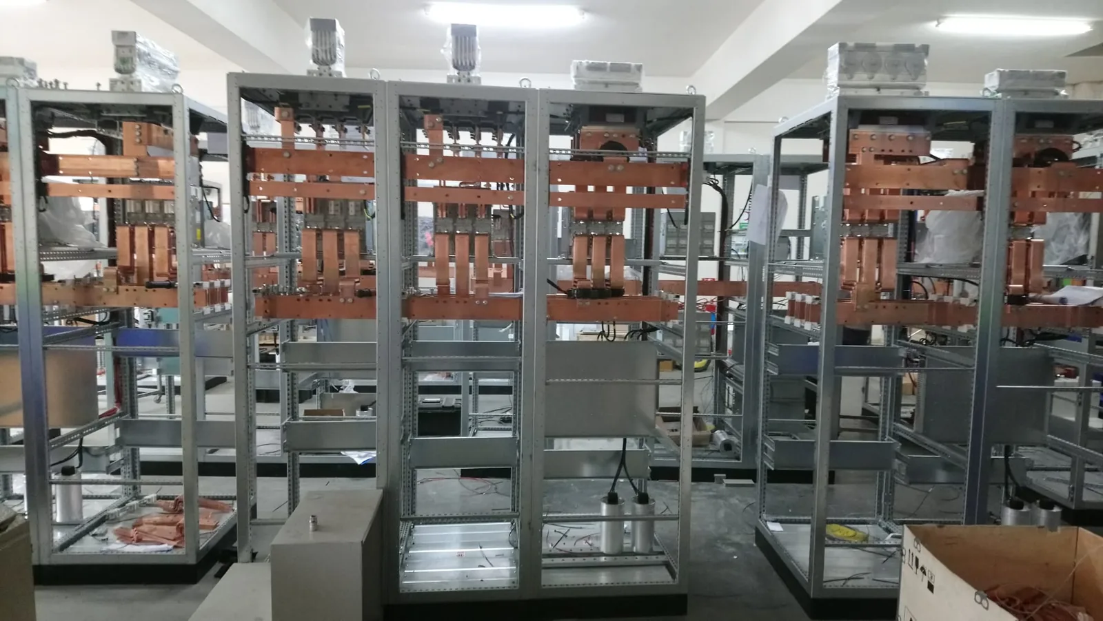 Atlas Pano üretim tesisinde pano montajı